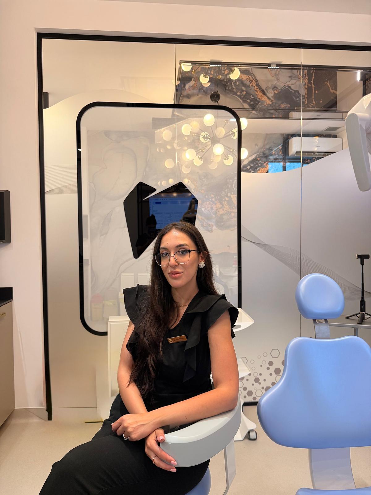 Dr. Zamfir Elisabeth-Andreea în cabinet