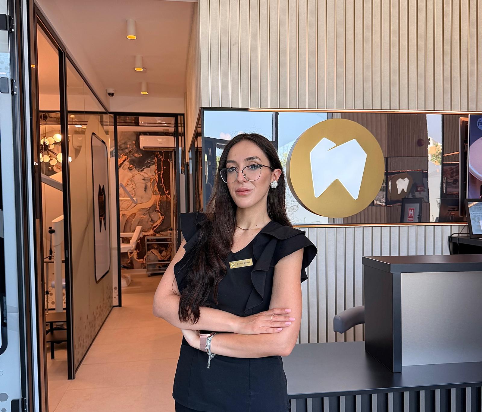 Dr. Zamfir la recepția clinicii Dental Arhitect